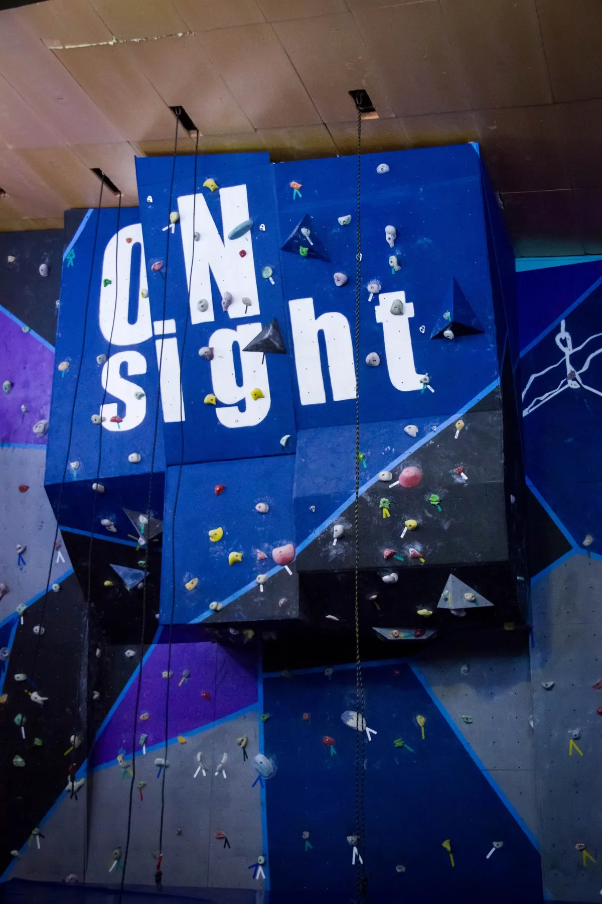 Стена скалодрома с надписью ON sight